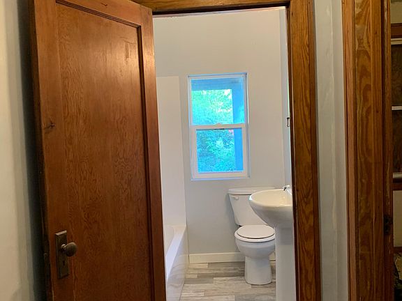 5th image of 604 S Brotherton St