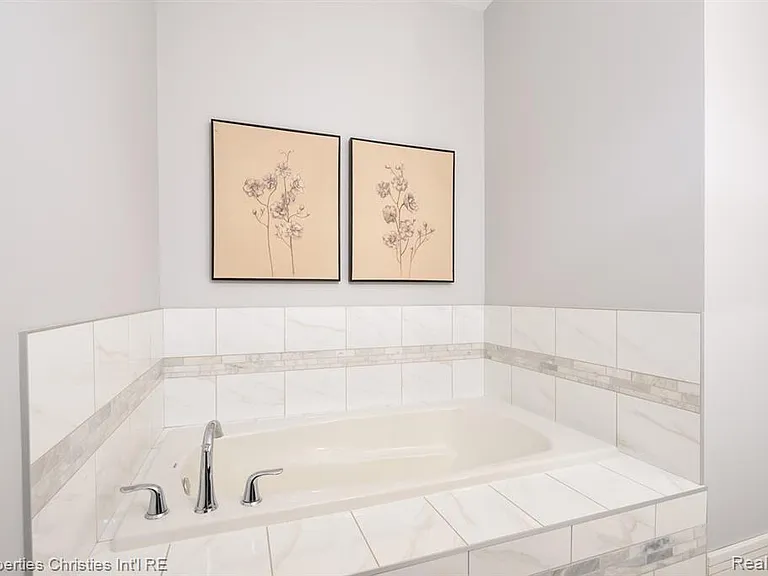32686 Woodward Ave #E — Photo 16