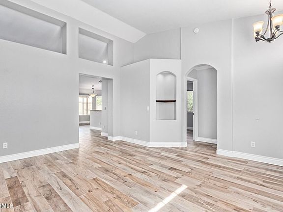 3rd image of 1466 E Linda Ln