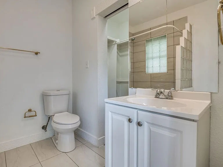 5211 Worth St — Photo 11
