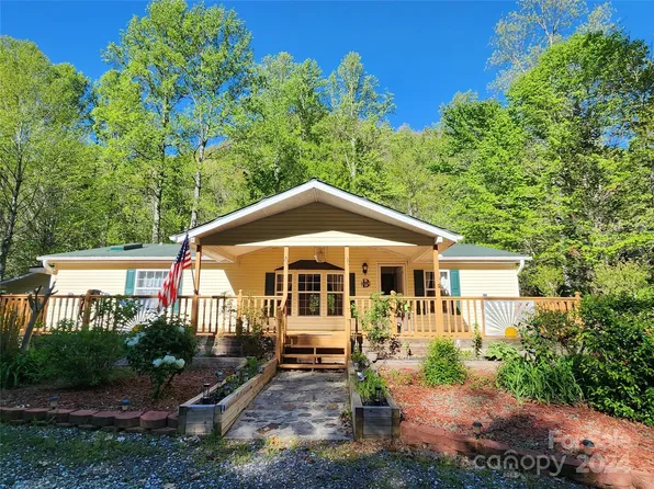 111 Chestnut Cove Rd, Whittier, NC 28789