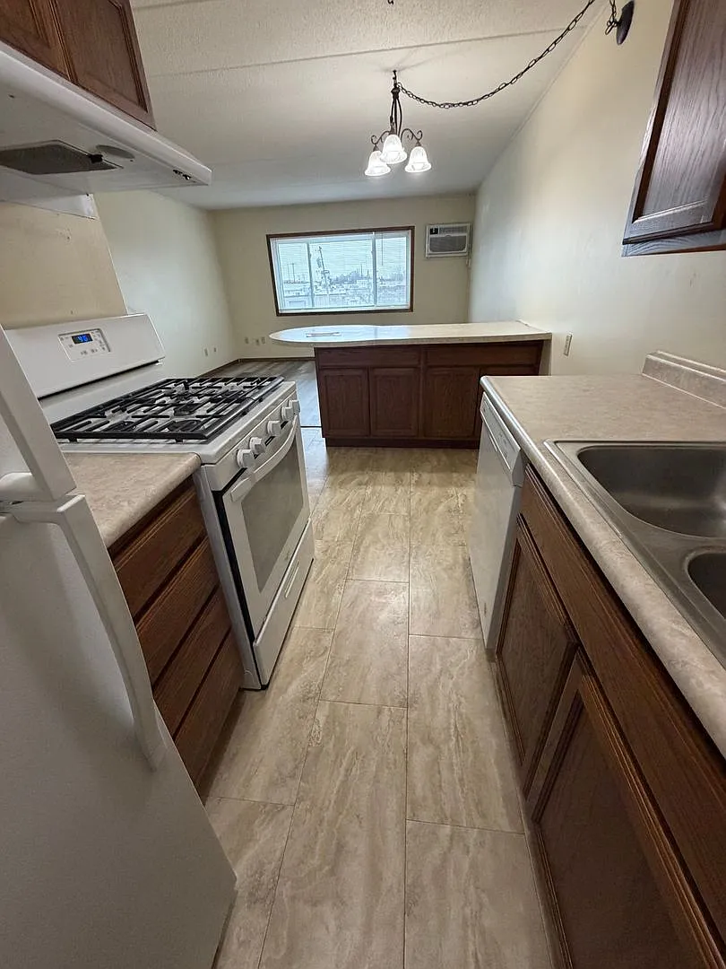 Eastwood Manor Apartments — Photo 2