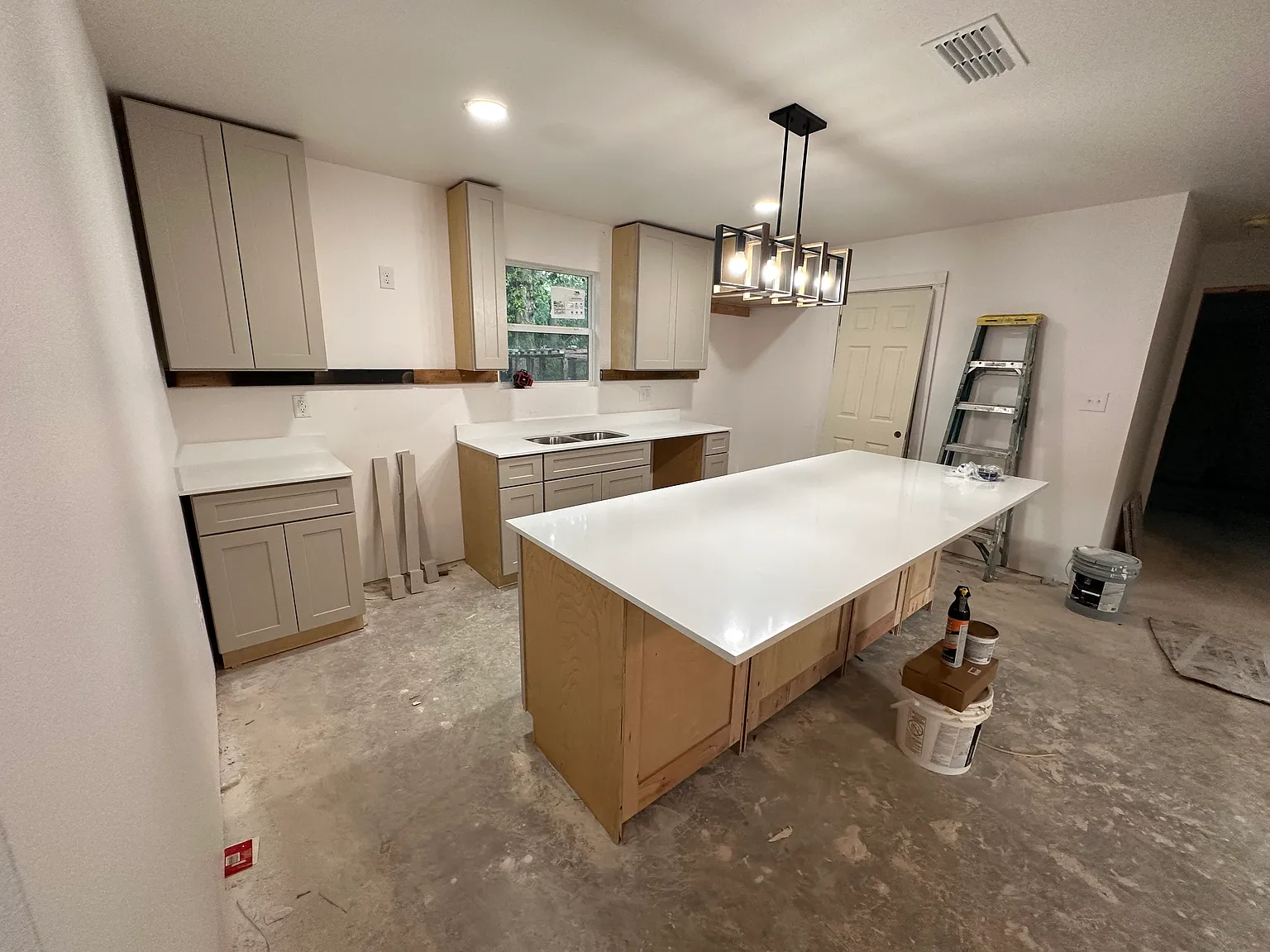 3 bed, 1350 sqft, $2,100 — Photo 3