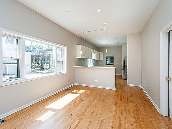 4th image of 2700 N Wilton Ave