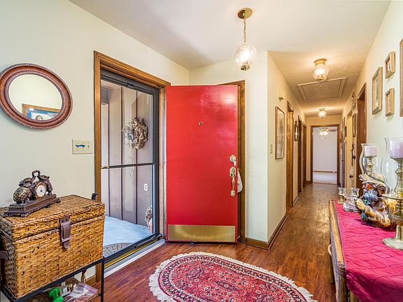 3rd image of 302 Buckingham Pl