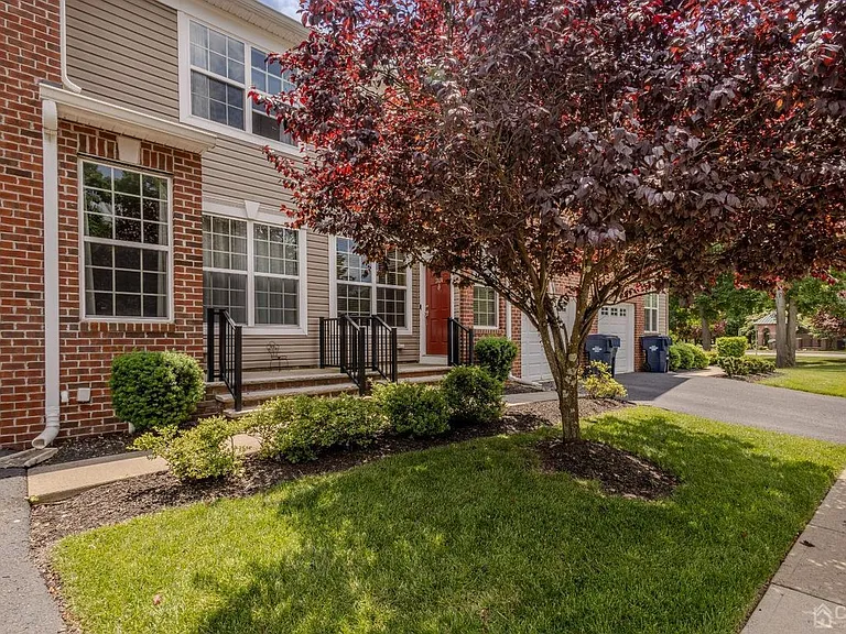 2474 N Canterbury Ln — Photo 4