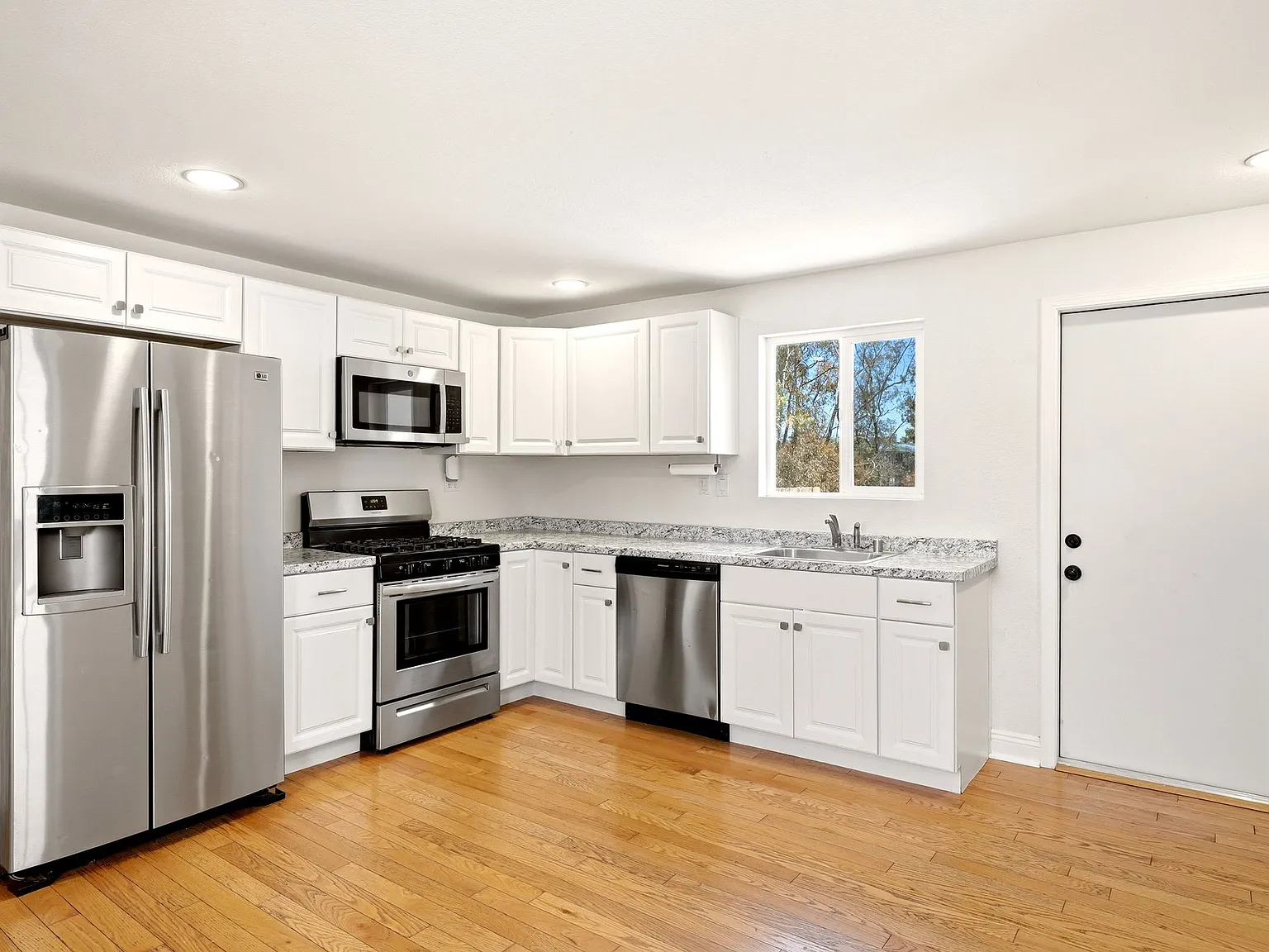 2 bed, 950 sqft, $3,150 — Photo 4
