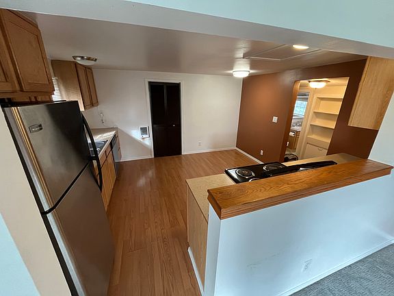 5th image of 111 E Linden St