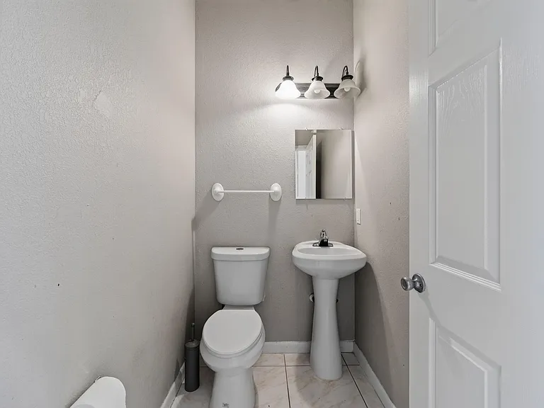4059 SW Kamsler St — Photo 15
