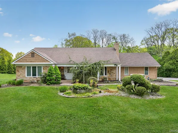 24 Thorngrove Lane, Dix Hills, NY 11746