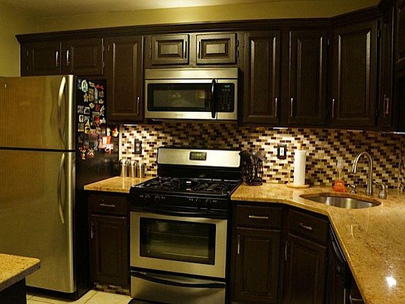 Kitchen with Granite countertips and Stainless appliances