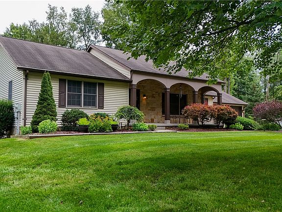 3rd image of 40 Forest Glen Dr