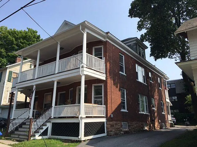 3 bed, 864 sqft, $3,300 — Photo 1