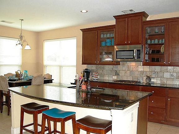 Open kitchen great for entertaining,,,stainless steel appliances, gas cook top