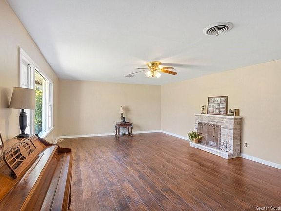 3rd image of 2925 Hudson Dr