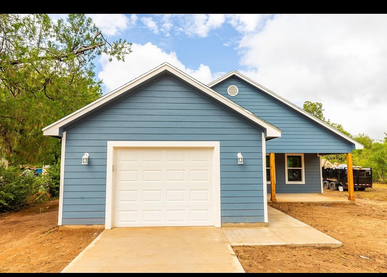 1242 Pecan St — Photo 1