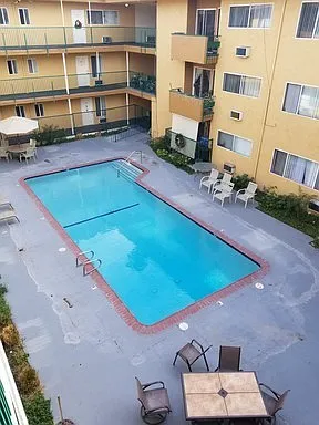 Reseda Gardens Apartments — Photo 2