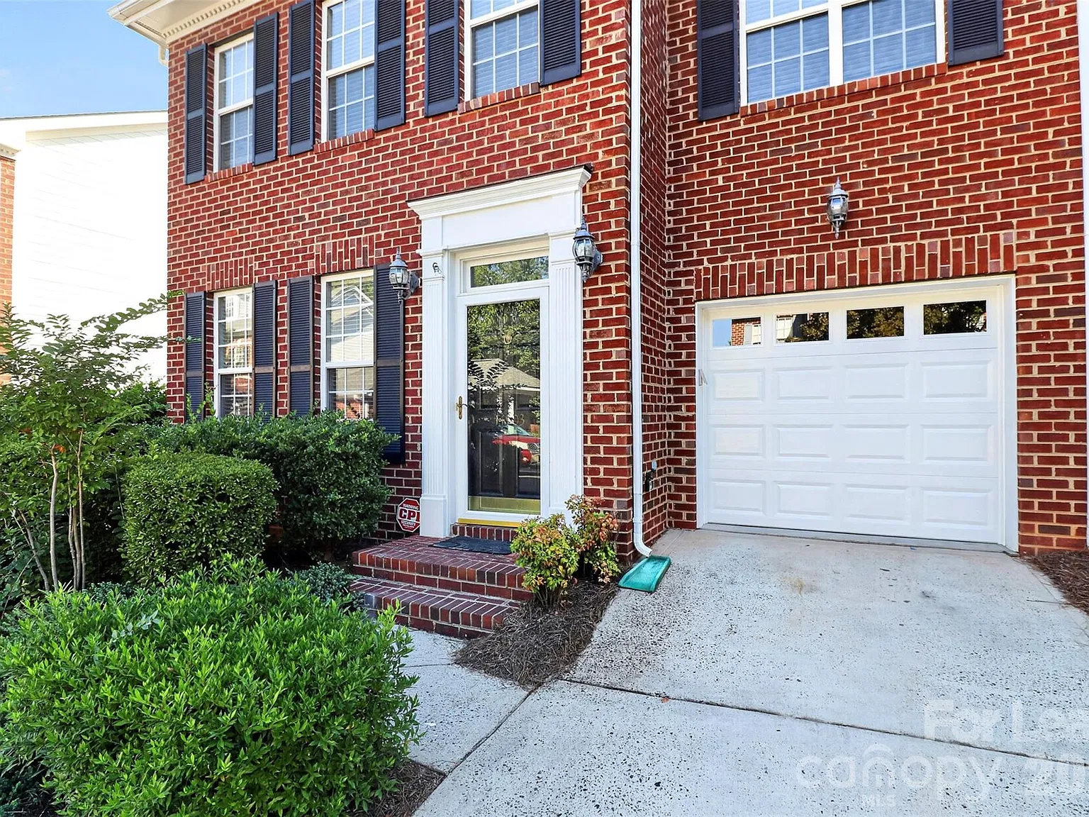 3 bed, 2.5 bath, 1924 sqft, $2,200 — Photo 2