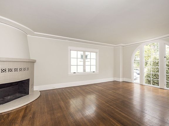 5th image of 325 Dorantes Ave