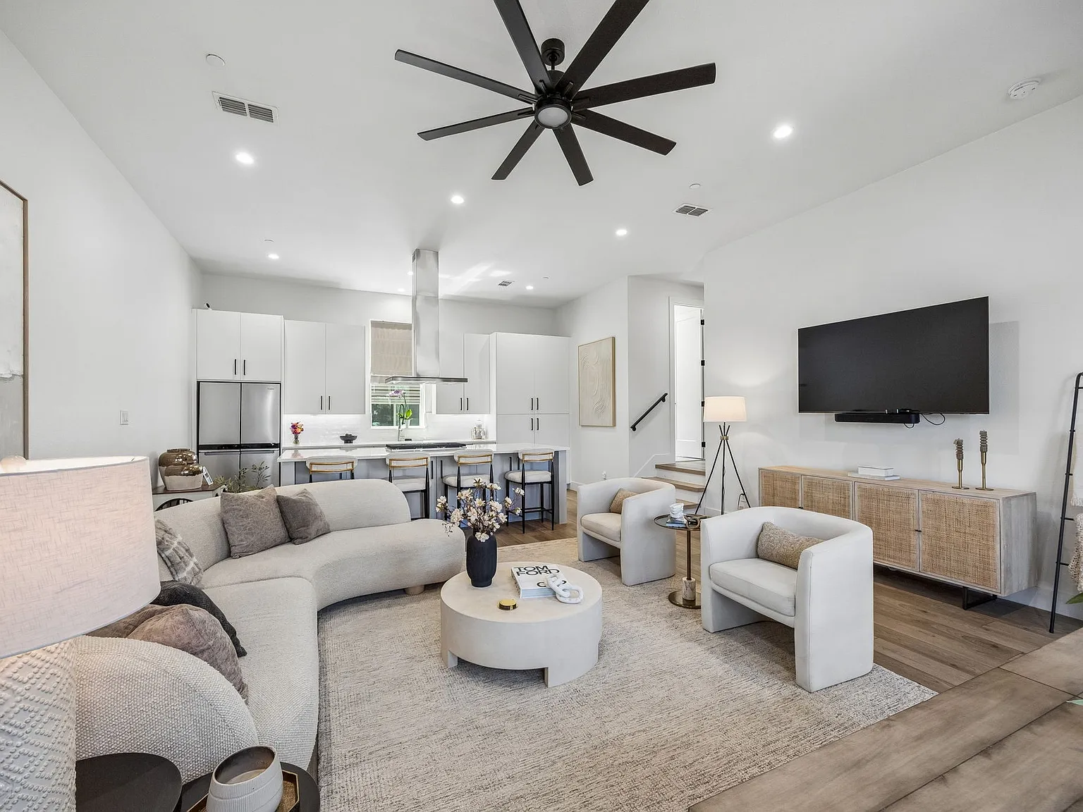 2 bed, 1524 sqft, $4,100 — Photo 3