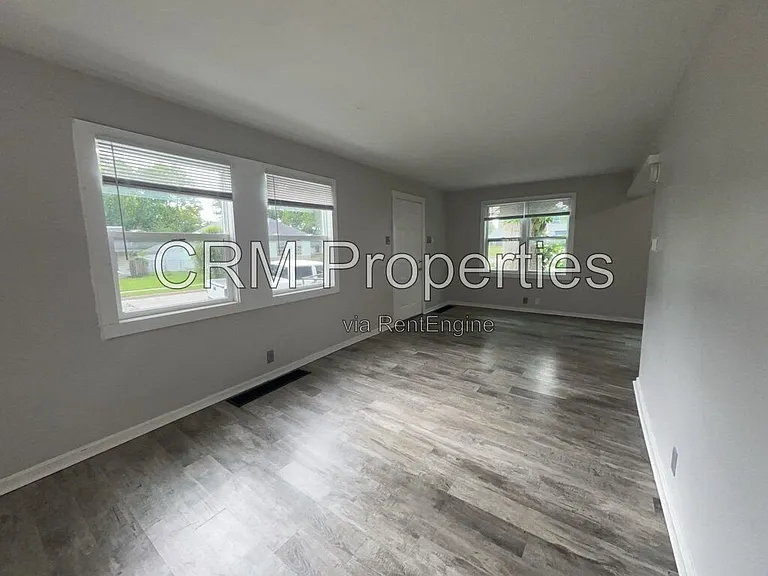 714 E Vaile Ave — Photo 6
