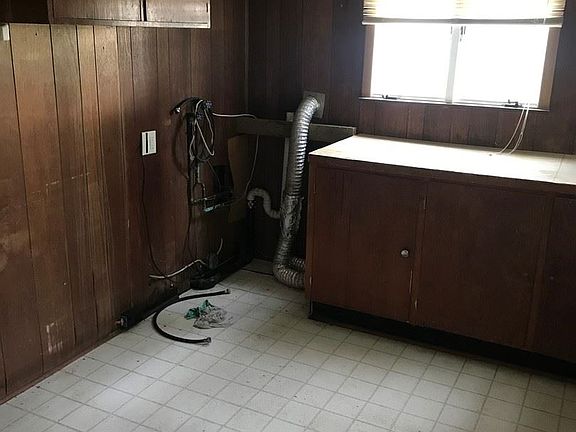 4th image of 840 Blanchard St