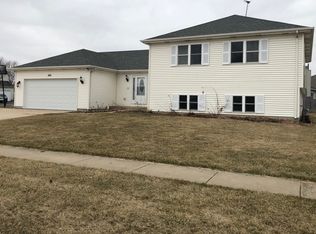 300 Clover Chase Cir, Woodstock, IL 60098