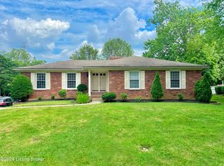 207 Lanark Pl, Douglass Hills, KY 40243