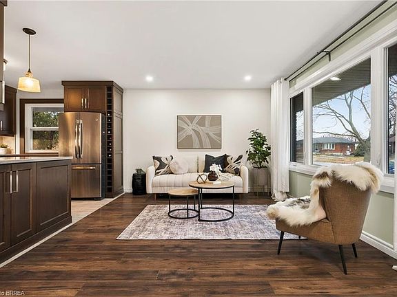 4th image of 43 Blueridge Cres