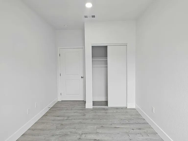 1626 Riverside Dr — Photo 8