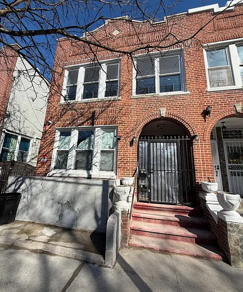 1044 Manor Ave #1 — Photo 1