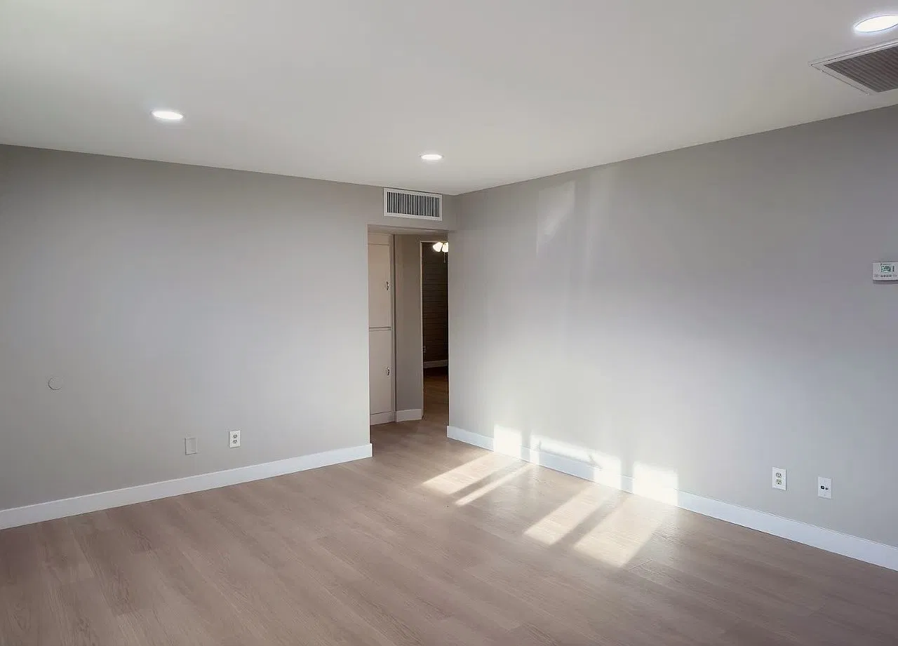 11403 N 112th Ave — Photo 2