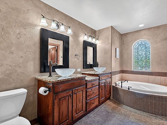 4th image of 1575 Huntington Dr