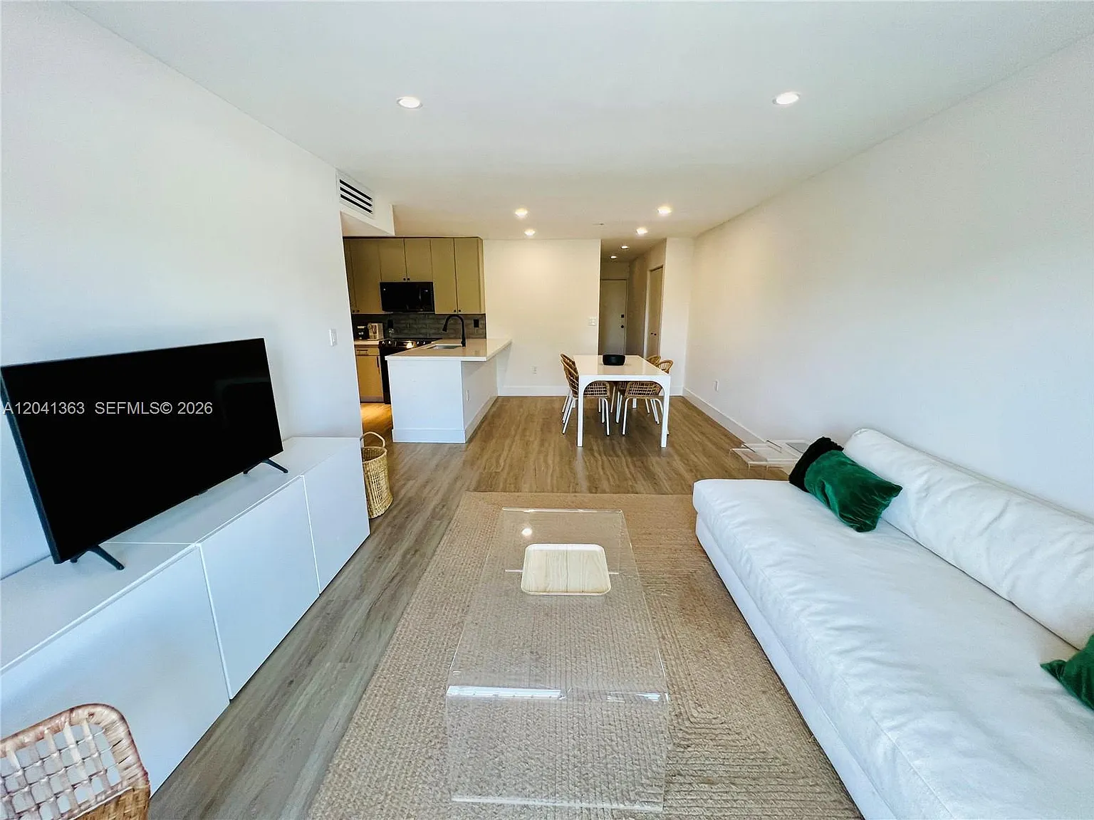 1900 Meridian Ave Condo — Photo 4