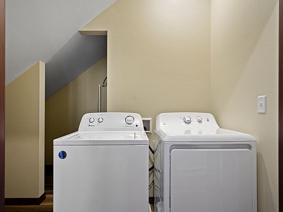 3rd image of 902 Menomonie St #13