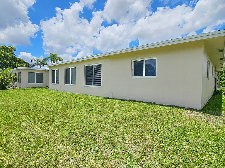 7180 NW 10th Ct — Photo 10