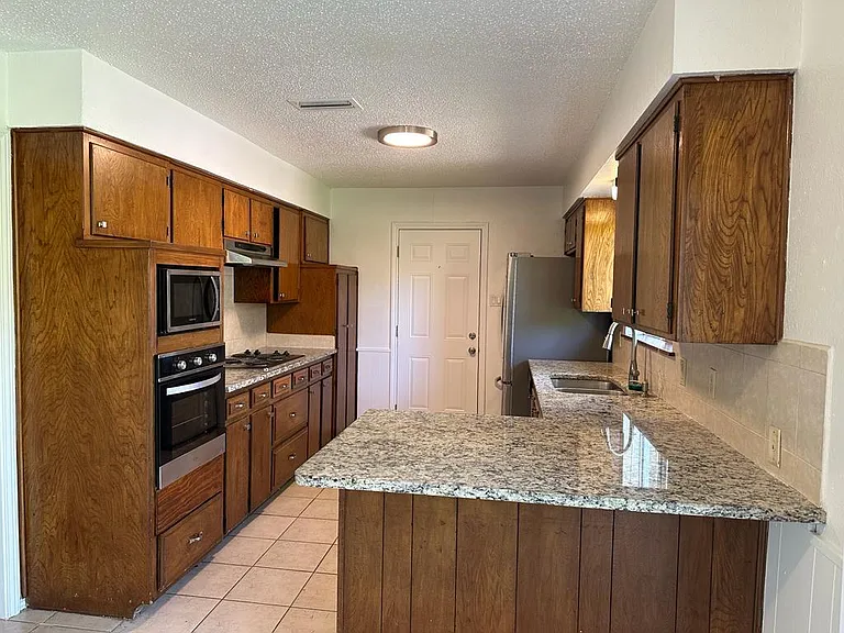 2818 Golfing Green Dr — Photo 7