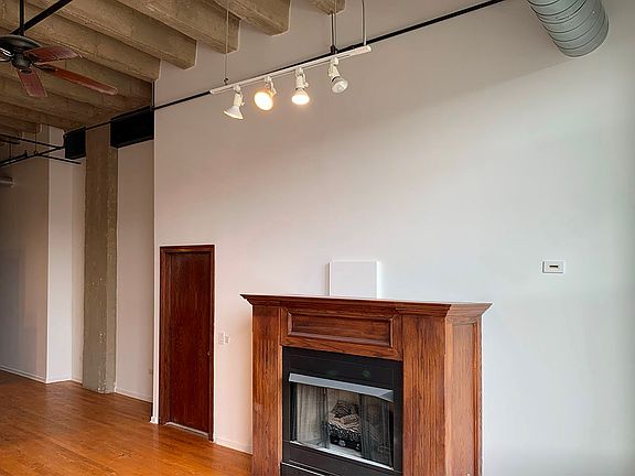 5th image of 1645 W Ogden Ave Unit 404