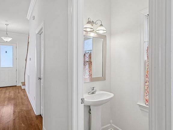 3rd image of 288 Augusta Ave