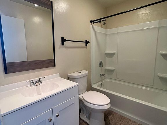 5th image of 487 E Lincoln Way APT 4