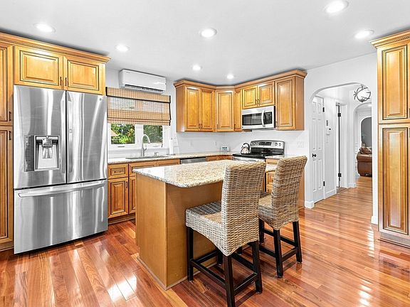 4th image of 807 N Eastern Ave