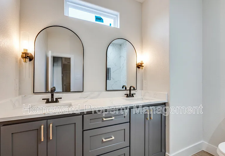 835 Stamps Ave — Photo 8