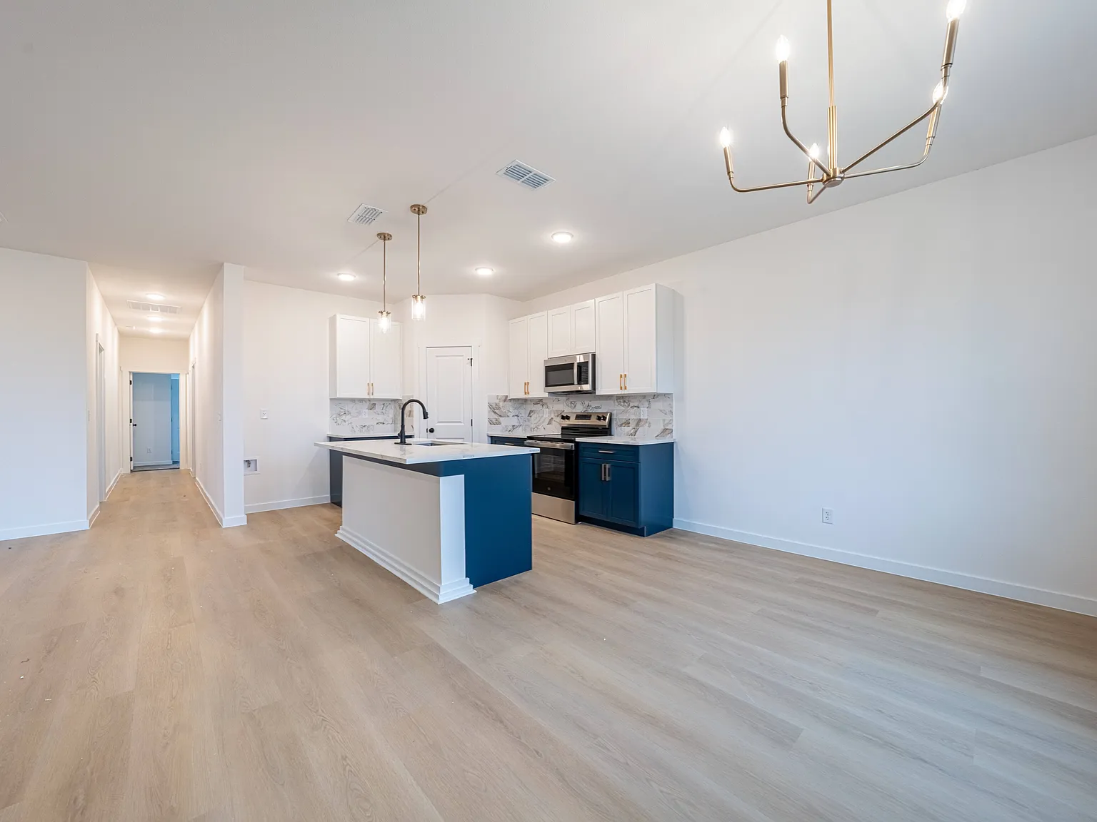 4 bed, 2.0 bath, 1949 sqft, $2,200 — Photo 3