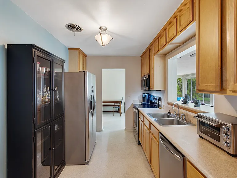 712 Iris Ln — Photo 11