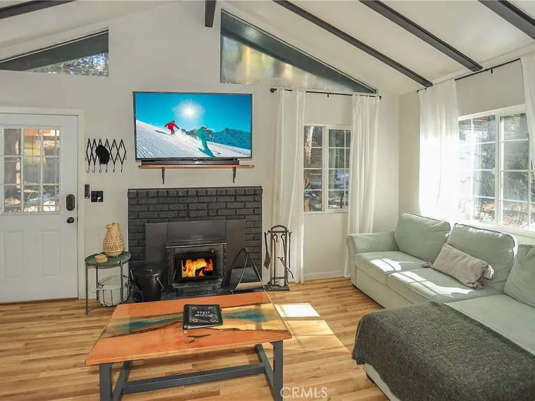 325 Hilltop Ln — Photo 6