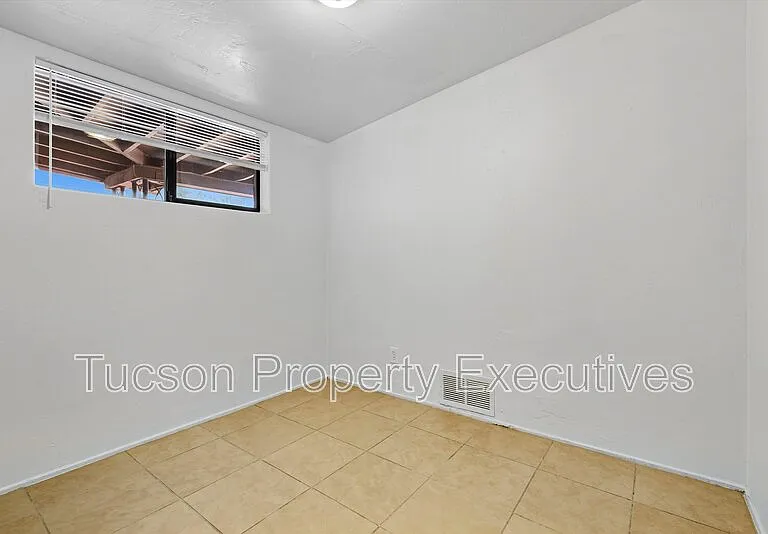 1662 N Beverly Ave — Photo 18