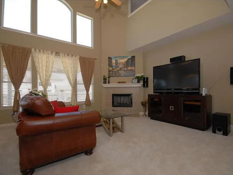 1553 Homewood Cir — Photo 5