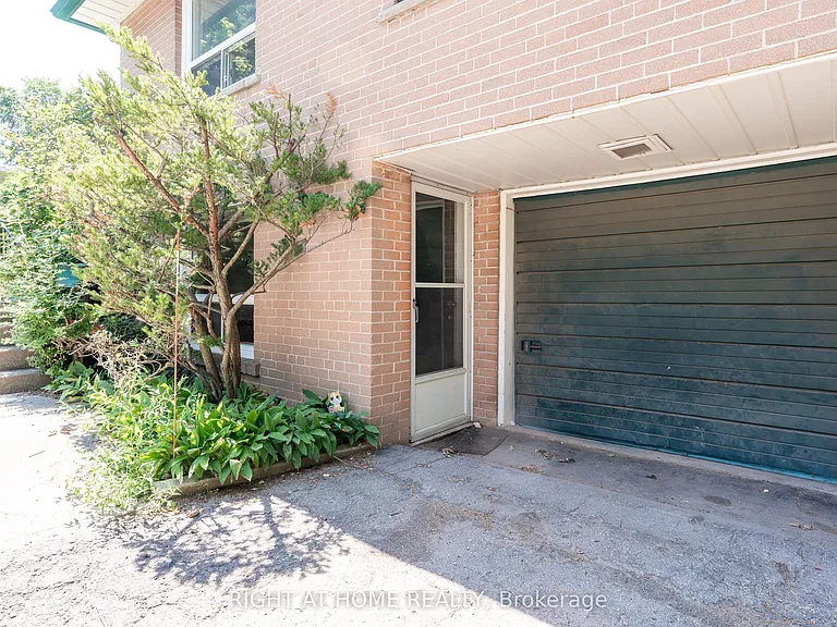 426 Seaton Dr — Photo 2
