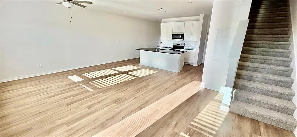 3 bed, 2.5 bath, 1623 sqft, $2,200 — Photo 3