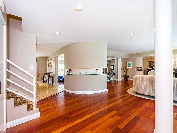 3rd image of 162 Schenck Cir